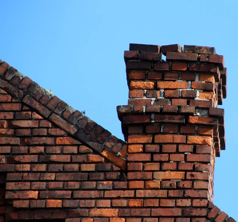 Signs Your Margate Home Needs a Chimney Inspection Damaged chimney on an Margate home showing cracks and missing mortar